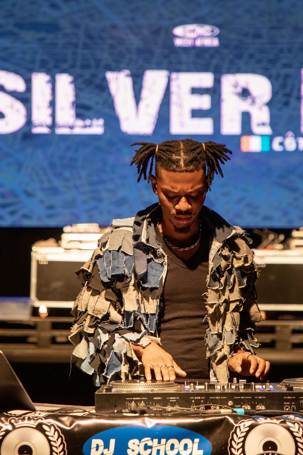 SILVER DJ aux platines sur scène